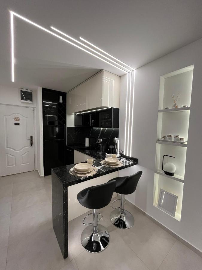 Jj Vladimira Rolovic 09 17 Apartment